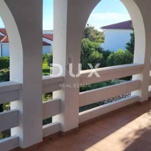 OTOK PAG, KOŠLJUN - obiteljska kuća uz more