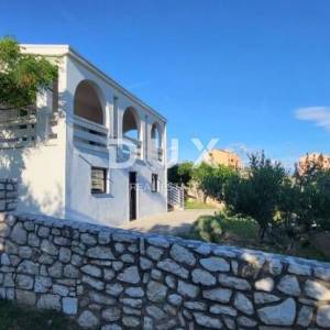 OTOK PAG, KOŠLJUN - obiteljska kuća uz more