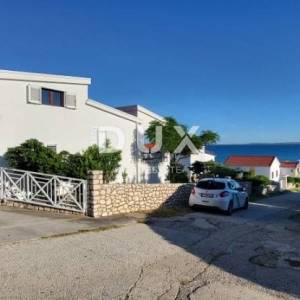 OTOK PAG, KOŠLJUN - obiteljska kuća uz more