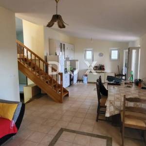 OTOK PAG, KOŠLJUN - obiteljska kuća uz more