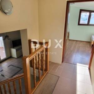 OTOK PAG, KOŠLJUN - obiteljska kuća uz more