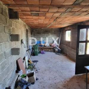 OTOK PAG, KOŠLJUN - obiteljska kuća uz more