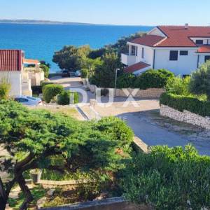 OTOK PAG, KOŠLJUN - obiteljska kuća uz more