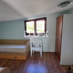 OTOK PAG, KOŠLJUN - obiteljska kuća uz more