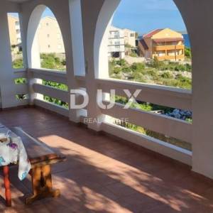 OTOK PAG, KOŠLJUN - obiteljska kuća uz more