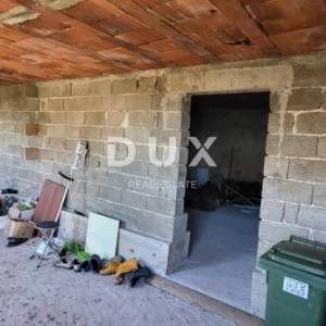 OTOK PAG, KOŠLJUN - obiteljska kuća uz more