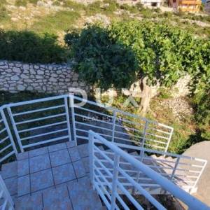 OTOK PAG, KOŠLJUN - obiteljska kuća uz more