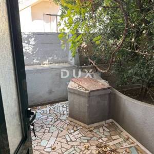 OTOK PAG, PAG - apartmanska kuća sa restoranom