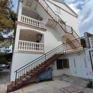 Pag,  Vidalići, kuća sa 6 apartmana, s pogledom na more!