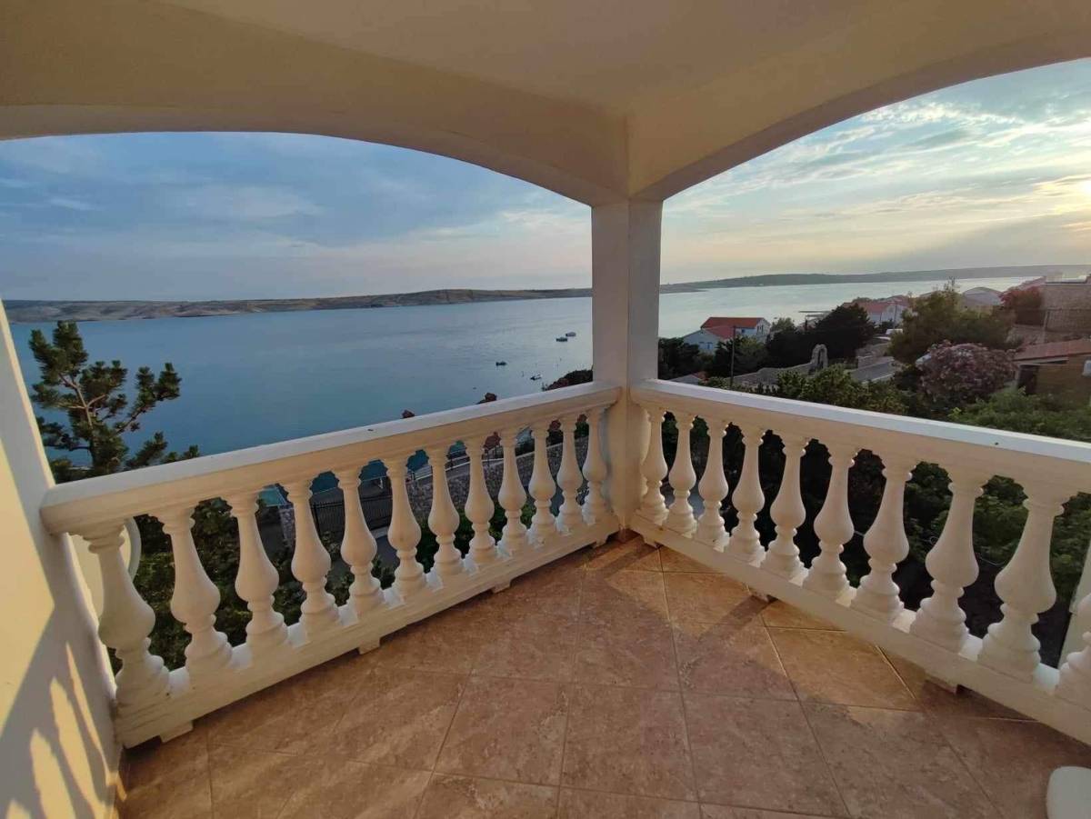 Pag,  Vidalići, kuća sa 6 apartmana, s pogledom na more!