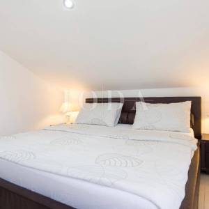 Penthouse s pogledom na more i vrtom, 300 m od mora, Njivice, otok Krk 