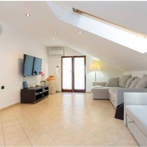 Penthouse s pogledom na more i vrtom, 300 m od mora, Njivice, otok Krk 