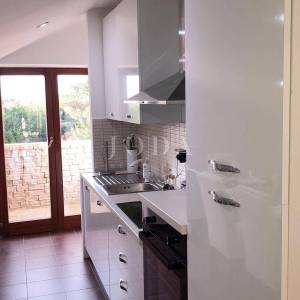 Penthouse s pogledom na more i vrtom, 300 m od mora, Njivice, otok Krk 