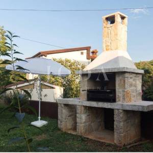 Penthouse s pogledom na more i vrtom, 300 m od mora, Njivice, otok Krk 