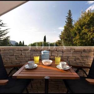 Penthouse s pogledom na more i vrtom, 300 m od mora, Njivice, otok Krk 
