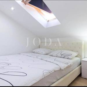 Penthouse s pogledom na more i vrtom, 300 m od mora, Njivice, otok Krk 