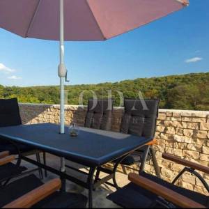 Penthouse s pogledom na more i vrtom, 300 m od mora, Njivice, otok Krk 