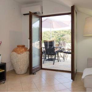 Penthouse s pogledom na more i vrtom, 300 m od mora, Njivice, otok Krk 