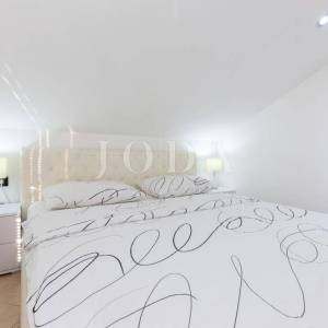 Penthouse s pogledom na more i vrtom, 300 m od mora, Njivice, otok Krk 