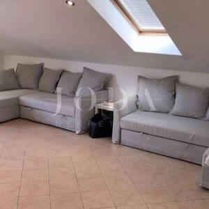 Penthouse s pogledom na more i vrtom, 300 m od mora, Njivice, otok Krk 