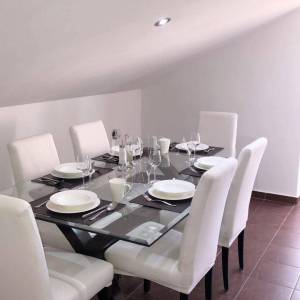 Penthouse s pogledom na more i vrtom, 300 m od mora, Njivice, otok Krk 