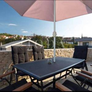 Penthouse s pogledom na more i vrtom, 300 m od mora, Njivice, otok Krk 
