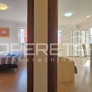 Petrčane – jednosoban apartman s balkonom, 200 m od mora