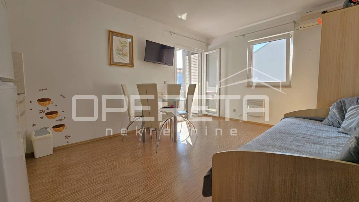 Petrčane – jednosoban apartman s balkonom, 200 m od mora