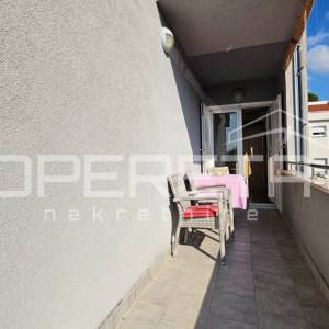 Petrčane – jednosoban apartman s balkonom, 200 m od mora
