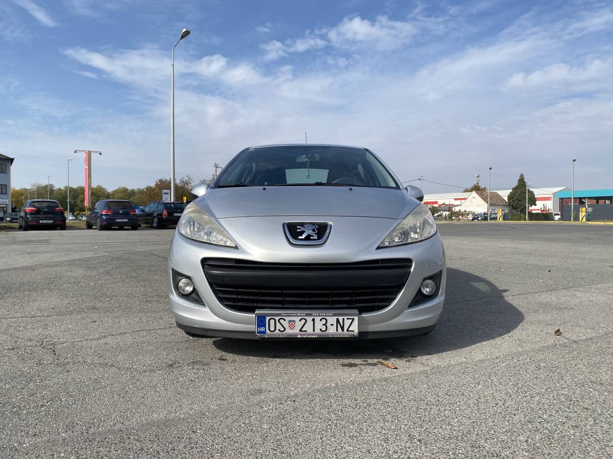 Peugeot 207 1,4, 2011 benzin