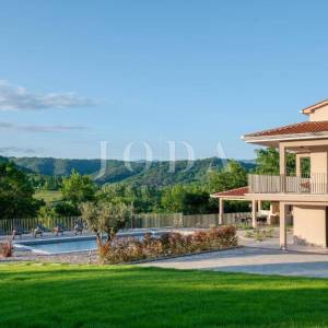 Pićan, okolica, prekrasna Villa okružena prirodom