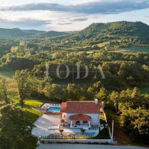 Pićan, okolica, prekrasna Villa okružena prirodom