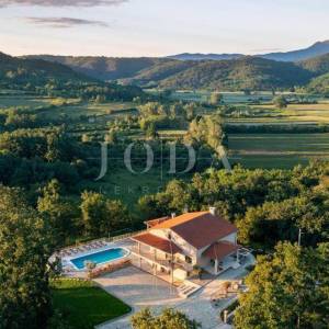 Pićan, okolica, prekrasna Villa okružena prirodom