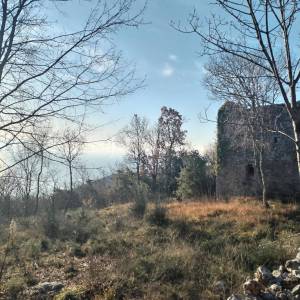 Plomin, okolica, dvije ruševine sa očaravajućim pogledom na more
