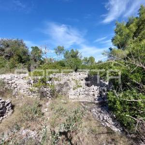 Poljoprivredno zemljiste s kućicom, nedaleko od mora, Vela Luka