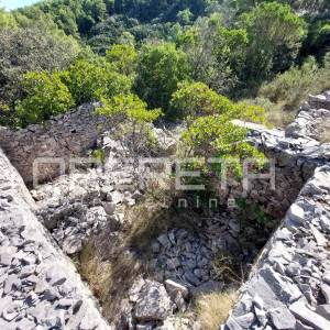 Poljoprivredno zemljiste s kućicom, nedaleko od mora, Vela Luka