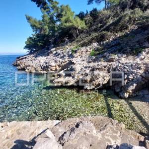 Poljoprivredno zemljiste s kućicom, nedaleko od mora, Vela Luka