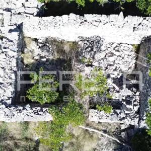 Poljoprivredno zemljiste s kućicom, nedaleko od mora, Vela Luka