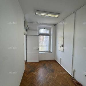 Poslovni prostor: Skladišni prostor s uredima i dvorištem – Pula