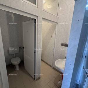 Poslovni prostor: Skladišni prostor s uredima i dvorištem – Pula
