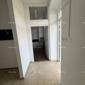Poslovni prostor: Skladišni prostor s uredima i dvorištem – Pula