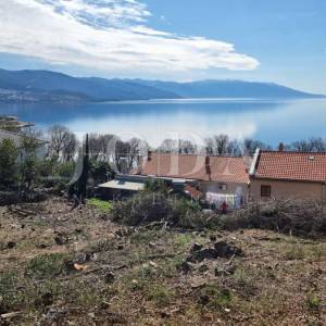Povile teren drugi red do mora