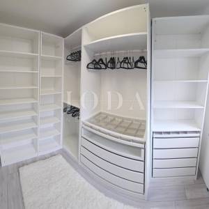 Predivan stan s okućnicom i pogledom na more!