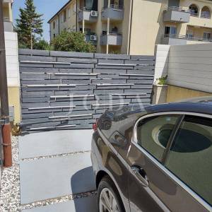 Predivan stan sa uređenim vrtom i parkirnim mjestom