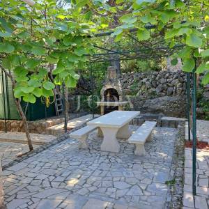 Predivna kuća s više stambenih jedinica i pogledom na more, otok Krk
