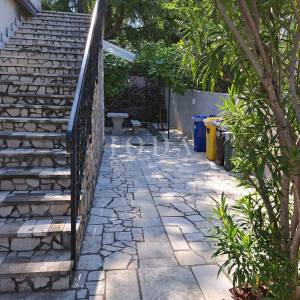 Predivna kuća s više stambenih jedinica i pogledom na more, otok Krk