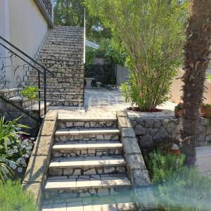 Predivna kuća s više stambenih jedinica i pogledom na more, otok Krk
