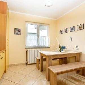 Predivna kuća s više stambenih jedinica i pogledom na more, otok Krk