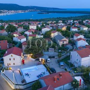 Prekrasna kamena vila s bazenom