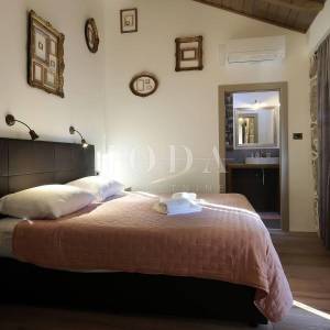 Prekrasna kamena vila s bazenom